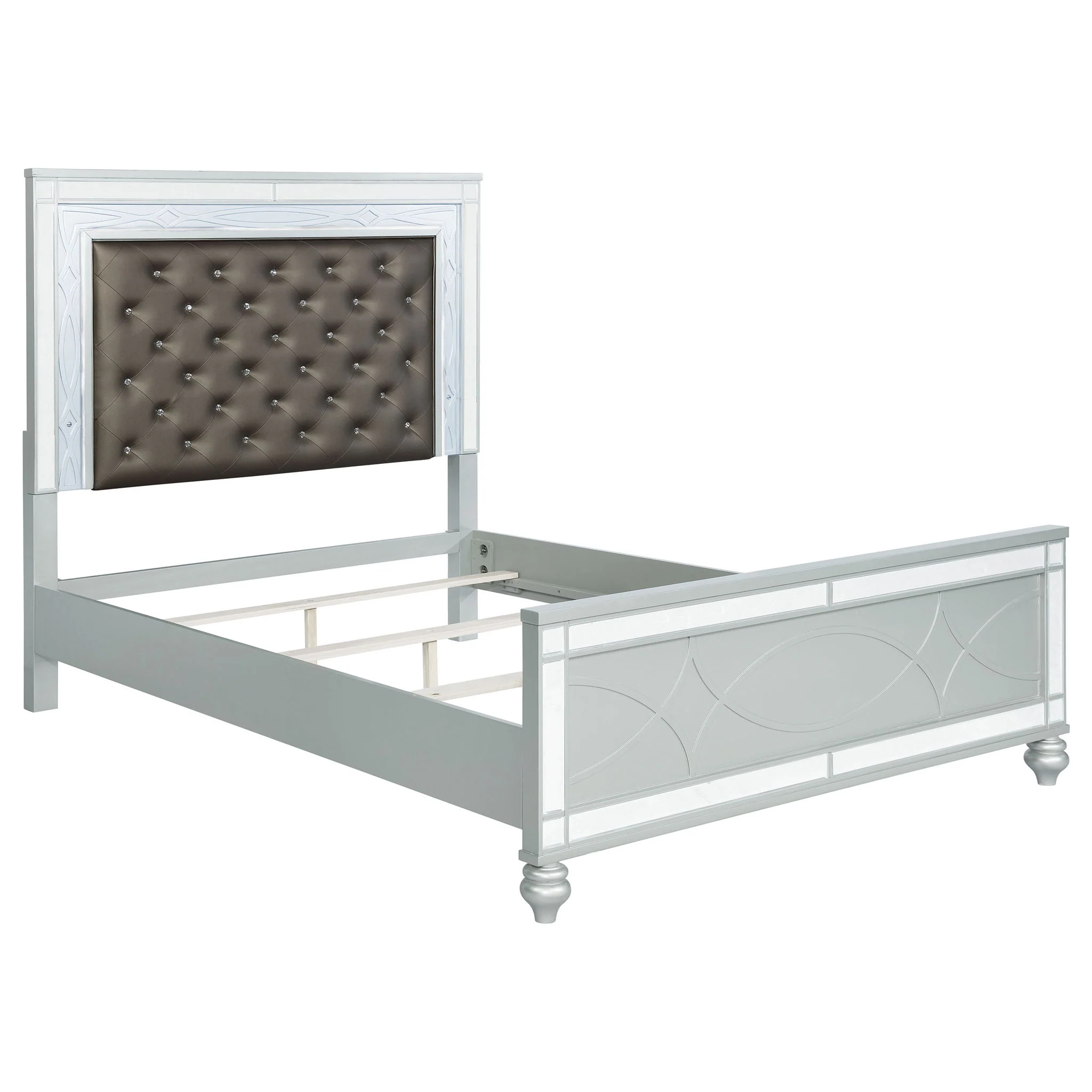 Gunnison 5-piece California King Bedroom Set Silver Metallic - Image 4