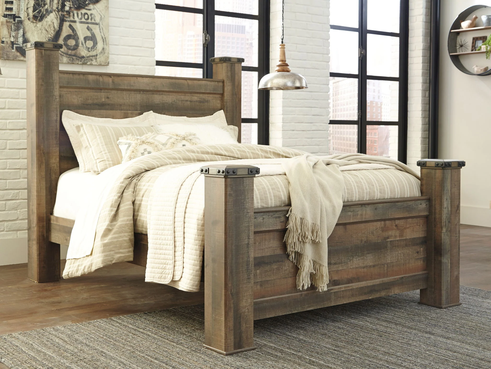Trinell - Poster Bed - Image 4